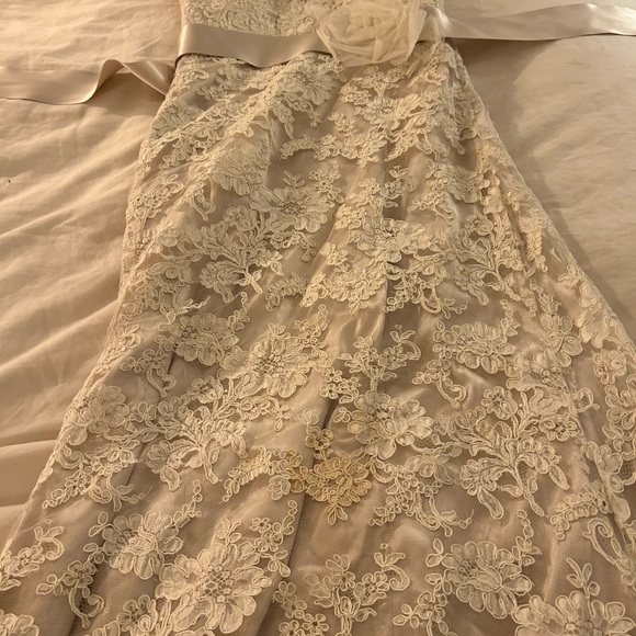 Timeless lace a line wedding dress with keyhole back and plunging neckline - Picture 14 of 16